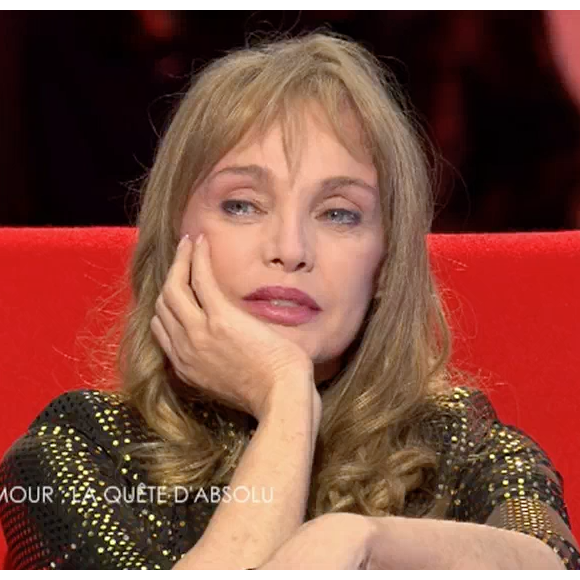 Arielle Dombasle émue en revoyant des images de son mariage avec BHL. "Le Divan" sur France 3, le 7 mars 2017.