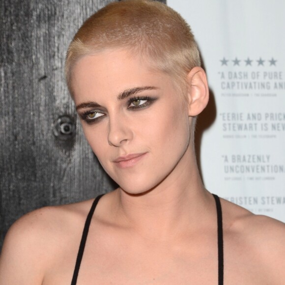 Kristen Stewart arbore une coupe de cheveux blond platine très courte à la première du film 'Personal Shopper' à Los Angeles, le 7 mars 2017
