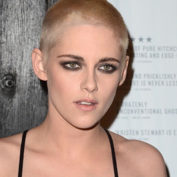 Kristen Stewart arbore une coupe de cheveux blond platine très courte à la première du film 'Personal Shopper' à Los Angeles, le 7 mars 2017