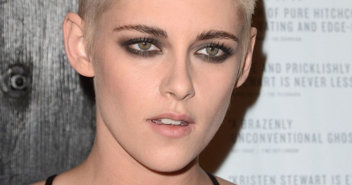 Kristen Stewart arbore une coupe de cheveux blond platine très courte à