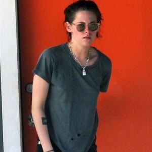 Exclusif - Kristen Stewart se balade le jour de la Saint Valentin avec sa compagne Stella Maxwell à Los Angeles. Stella a acheté des fleurs pour Kristen et le couple est ensuite aller dans un spa. Le 14 février 2017
