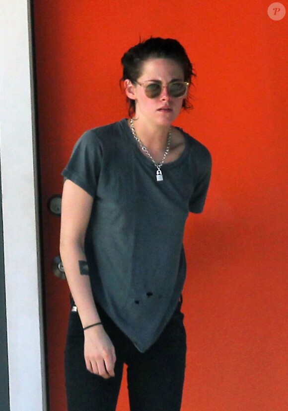 Exclusif - Kristen Stewart se balade le jour de la Saint Valentin avec sa compagne Stella Maxwell à Los Angeles. Stella a acheté des fleurs pour Kristen et le couple est ensuite aller dans un spa. Le 14 février 2017