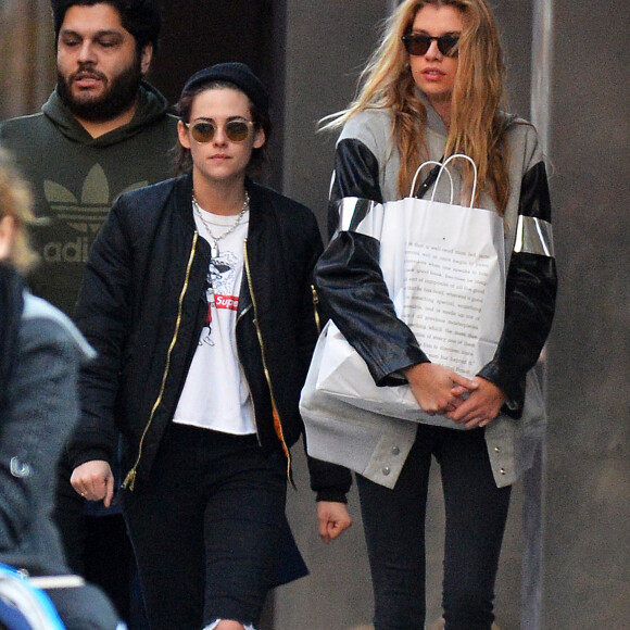 Exclusif - Kristen Stewart se balade avec sa petite amie Stella Maxwell dans le quartier de Soho à New York, le 6 février 2017
