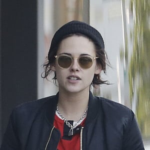 Kristen Stewart se balade avec une amie dans les rues de Beverly Hills, le 24 janvier 2017