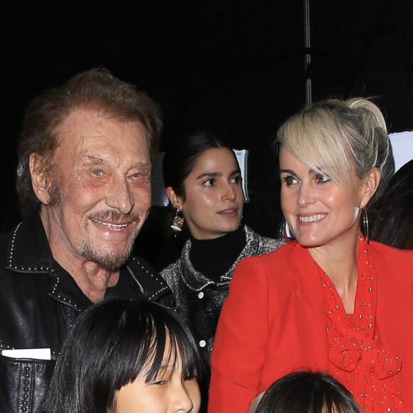 Johnny Hallyday, sa femme Laeticia (en béquilles) et leurs filles Jade et Joy au vernissage de l'exposition du photographe Mathieu Cesar à Los Angeles. Le 21 février 2017