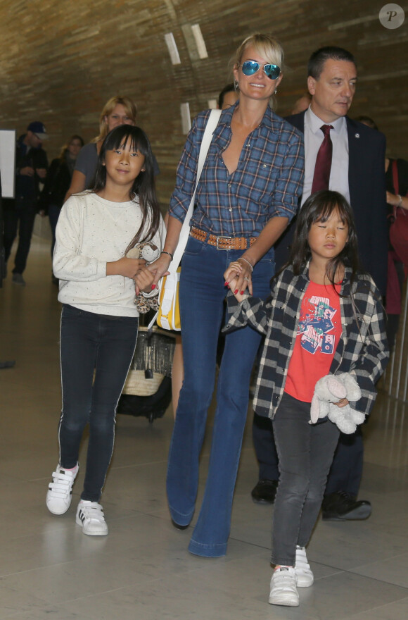 Johnny Hallyday repart en famille avec sa femme Laeticia, ses filles Jade et Joy et Eliette, la grand-mère de Laeticia à Saint-Barthélemy de l'aéroport Roissy Charles de Gaulle le 27 juillet 2016.