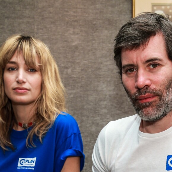 Exclusif - Pauline Lefèvre, nouvelle ambassadrice de la Fondation Plan International France, pose avec Jalil Lespert (également ambassadeur) le 7 mars 2017 à Paris. À l'occasion de la journée des droits des femmes, l'actrice Pauline Lefèvre devient la nouvelle ambassadrice de la fondation Plan International France qui oeuvre pour un monde juste et fait progresser les droits des enfants et l'égalité pour filles. ©JR Santini / Bestimage