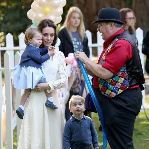 Le prince George et la princesse Charlotte de Cambridge ont captivé le monde entier lors de leur apparition le 29 septembre 2016 à une fête pour enfants à Victoria dans le cadre de la tournée royale du duc et de la duchesse de Cambridge au Canada.