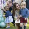 Le prince George et la princesse Charlotte de Cambridge ont captivé le monde entier lors de leur apparition le 29 septembre 2016 à une fête pour enfants à Victoria dans le cadre de la tournée royale du duc et de la duchesse de Cambridge au Canada.