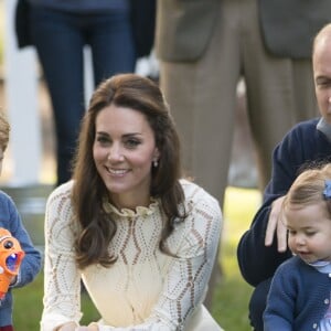 Le prince George et la princesse Charlotte de Cambridge ont captivé le monde entier lors de leur apparition le 29 septembre 2016 à une fête pour enfants à Victoria dans le cadre de la tournée royale du duc et de la duchesse de Cambridge au Canada.