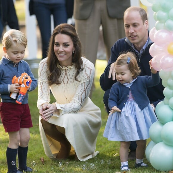 Le prince George et la princesse Charlotte de Cambridge ont captivé le monde entier lors de leur apparition le 29 septembre 2016 à une fête pour enfants à Victoria dans le cadre de la tournée royale du duc et de la duchesse de Cambridge au Canada.