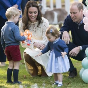 Le prince George et la princesse Charlotte de Cambridge ont captivé le monde entier lors de leur apparition le 29 septembre 2016 à une fête pour enfants à Victoria dans le cadre de la tournée royale du duc et de la duchesse de Cambridge au Canada.