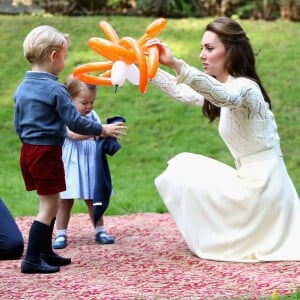 Le prince George et la princesse Charlotte de Cambridge ont captivé le monde entier lors de leur apparition le 29 septembre 2016 à une fête pour enfants à Victoria dans le cadre de la tournée royale du duc et de la duchesse de Cambridge au Canada.