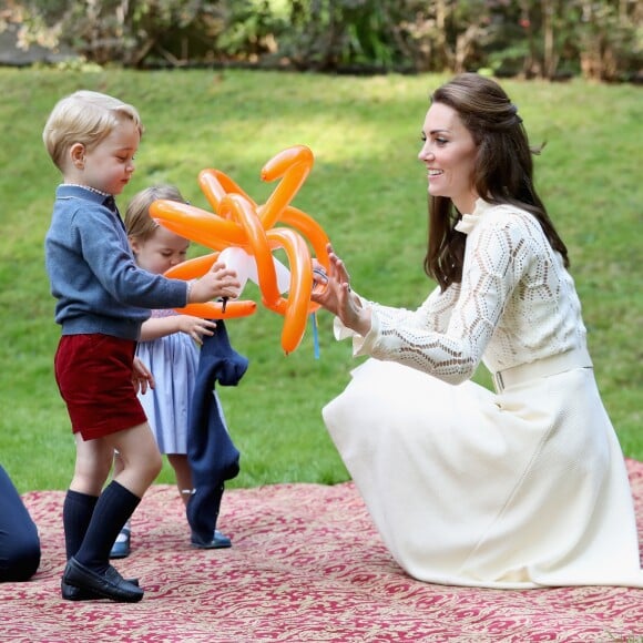 Le prince George et la princesse Charlotte de Cambridge ont captivé le monde entier lors de leur apparition le 29 septembre 2016 à une fête pour enfants à Victoria dans le cadre de la tournée royale du duc et de la duchesse de Cambridge au Canada.