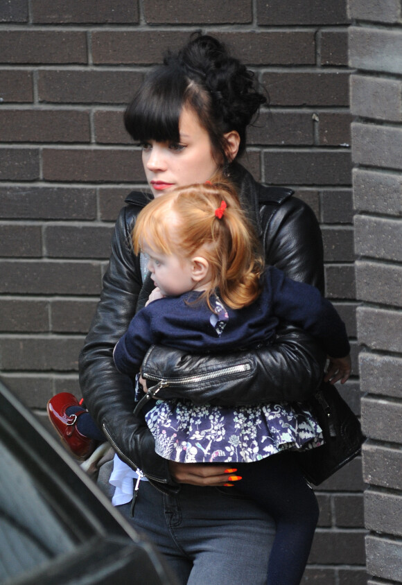 Lily Allen et sa fille Marnie à Londres, mai 2014.