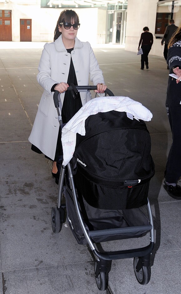 Lily Allen quitte les studios BBC de la Radio One à Londres avec sa fille, le 14 mars 2013.