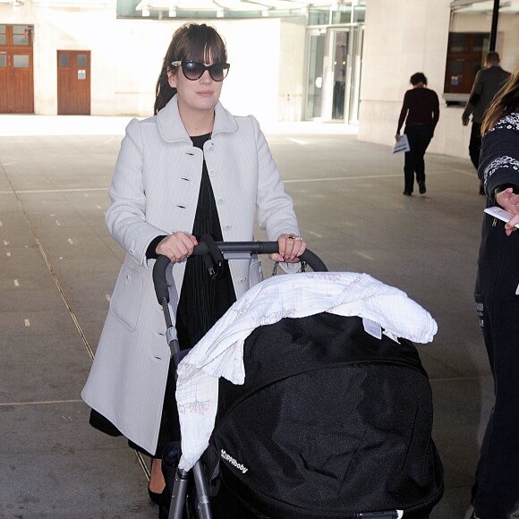 Lily Allen quitte les studios BBC de la Radio One à Londres avec sa fille, le 14 mars 2013.