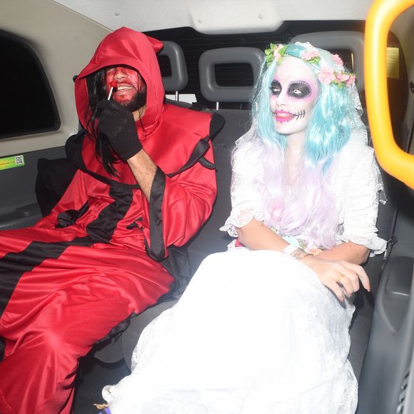 Lily Allen et son petit ami le DJ Meridian Dan arrivent à la soirée de Jonathan Ross pour Halloween à Londres, le 31 octobre 2016.