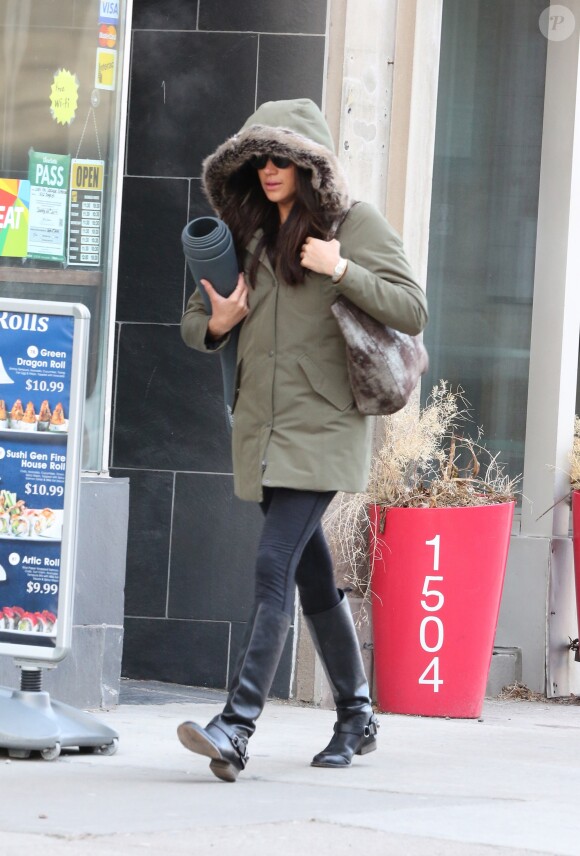 Meghan Markle, de retour de son week-end en Jamaïque avec le prince Harry pour le mariage de Tom Inskip et Lara Hugues-Young, se rend à son cours de yoga à Toronto, le 11 mars 2017.