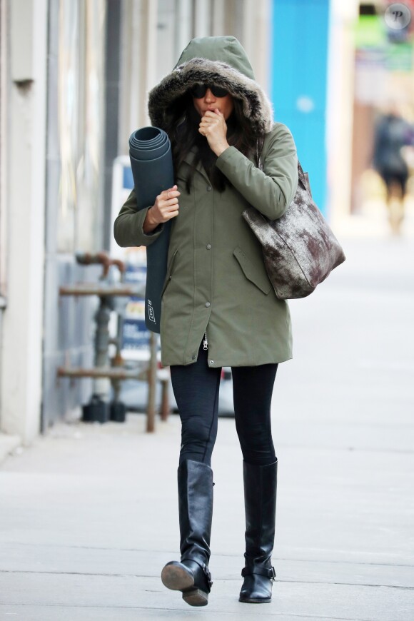 Meghan Markle, de retour de son week-end en Jamaïque avec le prince Harry pour le mariage de Tom Inskip et Lara Hugues-Young, se rend à son cours de yoga à Toronto, le 11 mars 2017.