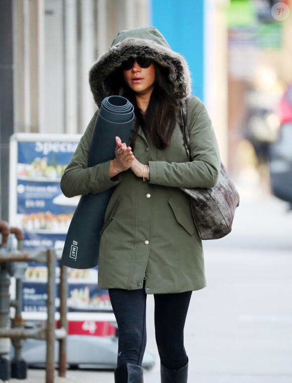 Meghan Markle, de retour de son week-end en Jamaïque avec le prince Harry pour le mariage de Tom Inskip et Lara Hugues-Young, se rend à son cours de yoga à Toronto, le 11 mars 2017.