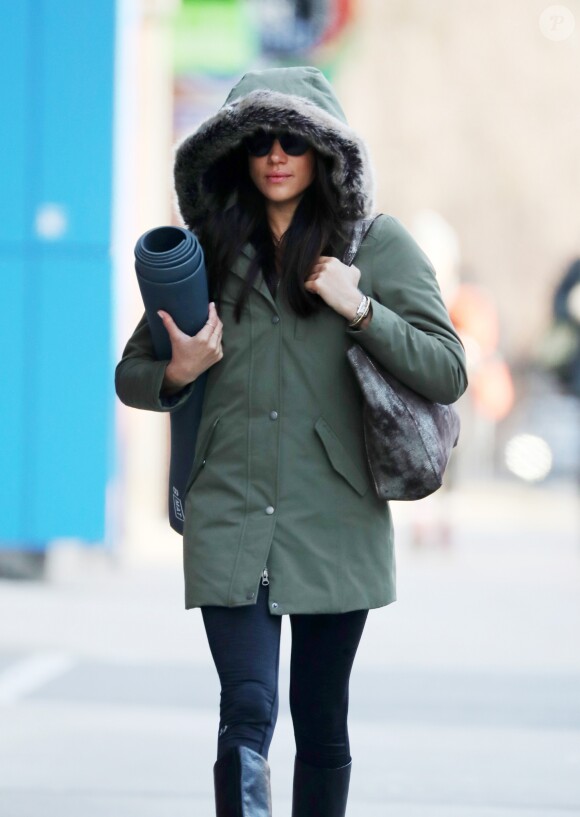 Meghan Markle, de retour de son week-end en Jamaïque avec le prince Harry pour le mariage de Tom Inskip et Lara Hugues-Young, se rend à son cours de yoga à Toronto, le 11 mars 2017.