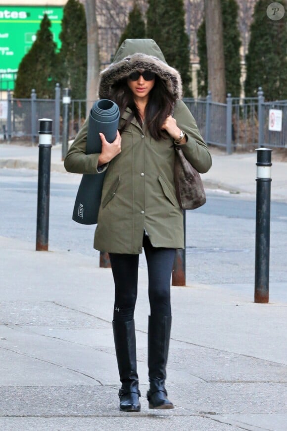 Meghan Markle, de retour de son week-end en Jamaïque avec le prince Harry pour le mariage de Tom Inskip et Lara Hugues-Young, se rend à son cours de yoga à Toronto, le 11 mars 2017.