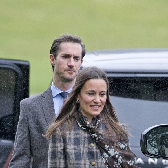 Pippa Middleton et son fiancé James Matthews lors de la messe de Noël le 25 décembre 2016 à Englefield, Berkshire, dans l'église où aura lieu en mai 2017 leur mariage, avec Michael et Carole Middleton et James Middleton.