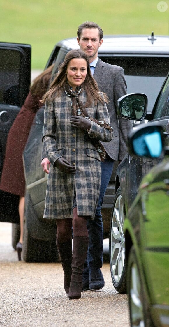 Pippa Middleton et son fiancé James Matthews lors de la messe de Noël le 25 décembre 2016 à Englefield, Berkshire, dans l'église où aura lieu en mai 2017 leur mariage, avec Michael et Carole Middleton et James Middleton.