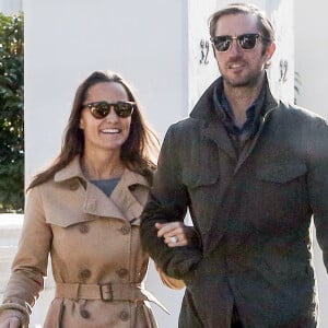 Exclusif - Pippa Middleton et son fiancé James Matthews promènent leurs chiens dans les rues de Londres le 23 octobre 2016. Leur mariage doit avoir lieu le 20 mai 2017 à Englefield, dans le Berkshire.