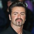 George Michael pose à Scarborough le 3 novembre 1998.