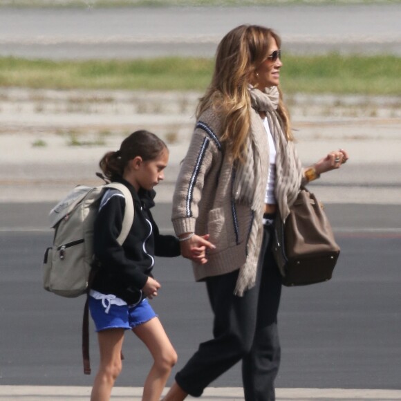 Jennifer Lopez et sa fille Emme à l'aéroport de Van Nuys en direction de Miami le 10 mars 2017.