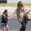 Jennifer Lopez et sa fille Emme à l'aéroport de Van Nuys en direction de Miami le 10 mars 2017.