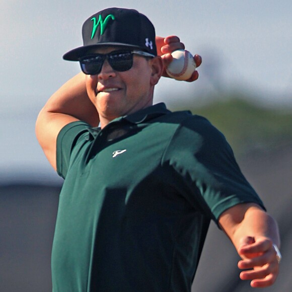 Alex Rodriguez lançant la première balle lors d'un match célébrant le 25e anniversaire de l'équipe nationale de Westminster Christian à Palmetto Beach (Floride) le 7 mars 2017.