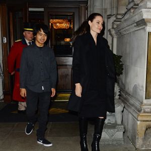 Angelina Jolie et son fils Maddox sortent à pied de leur hôtel de Londres pour se rendre au palais de Buckingham le 14 mars 2017.