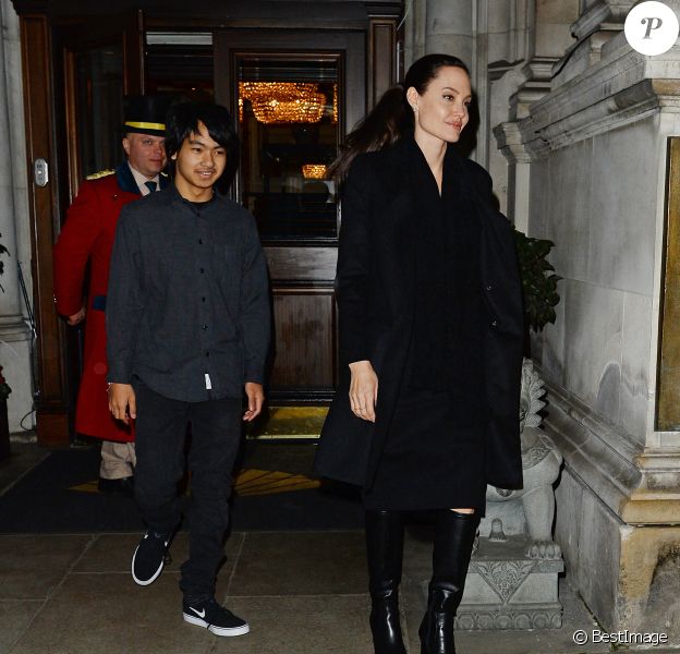 Angelina Jolie et son fils Maddox sortent à pied de leur hôtel de Londres pour se rendre au palais de Buckingham le 14 mars 2017.