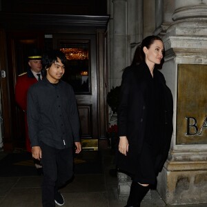 Angelina Jolie et son fils Maddox sortent à pied de leur hôtel de Londres pour se rendre au palais de Buckingham le 14 mars 2017.