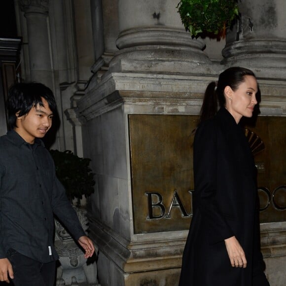 Angelina Jolie et son fils Maddox sortent à pied de leur hôtel de Londres pour se rendre au palais de Buckingham le 14 mars 2017.