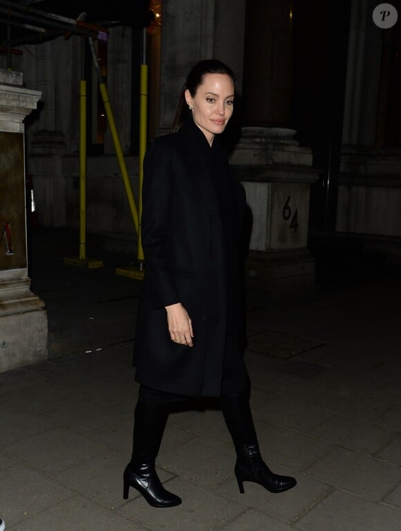 Angelina Jolie sort à pied de son hôtel, le Mandarin Oriental à Londres, pour se rendre au palais de Buckingham, le 14 mars 2017.