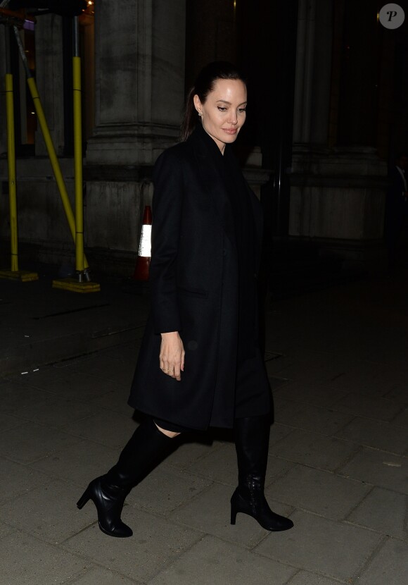 Angelina Jolie sort à pied de son hôtel, le Mandarin Oriental à Londres, pour se rendre au palais de Buckingham, le 14 mars 2017.