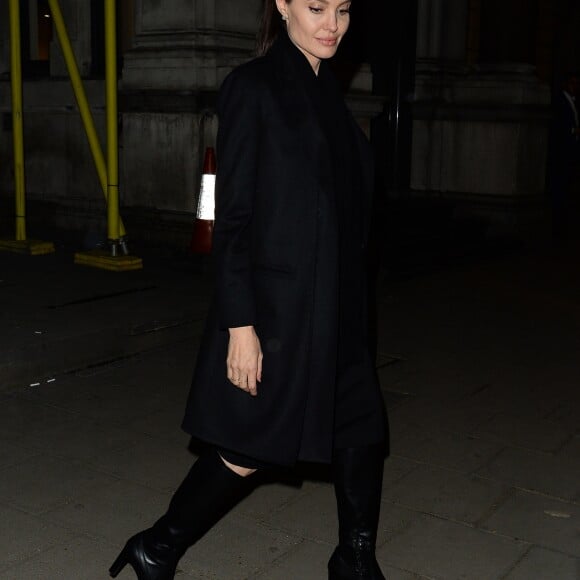 Angelina Jolie sort à pied de son hôtel, le Mandarin Oriental à Londres, pour se rendre au palais de Buckingham, le 14 mars 2017.