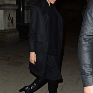 Angelina Jolie sort à pied de son hôtel, le Mandarin Oriental à Londres, pour se rendre au palais de Buckingham, le 14 mars 2017.