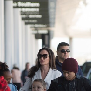 Angelina Jolie et ses enfants, Shiloh Jolie-Pitt, Maddox Jolie-Pitt, Pax Jolie-Pitt, Zahara Jolie-Pitt, Vivienne Jolie-Pitt et Knox Jolie-Pitt arrivent à l'aéroport LAX de Los Angeles, Calirfornie, Etats-Unis, le 11 mars 2017.
