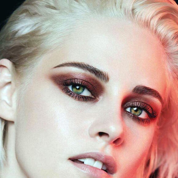 Kristen Stewart figure sur la campagne Ombre Première Collection Yeux 2017 de Chanel.