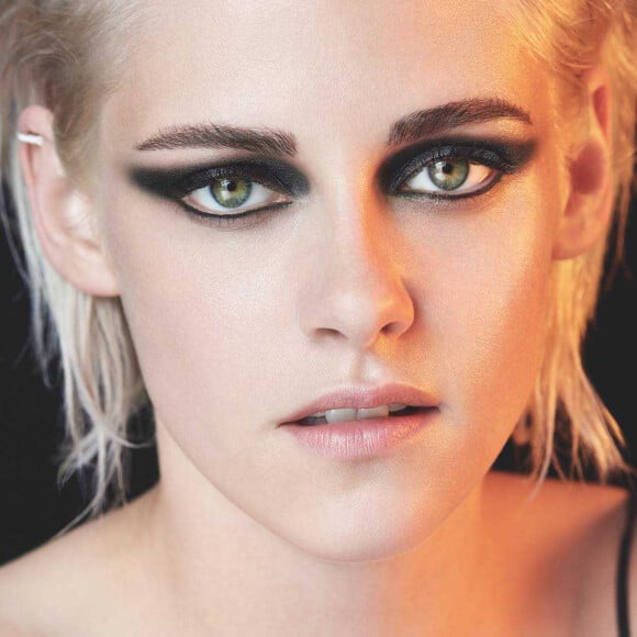 Kristen Stewart figure sur la campagne Ombre Première Collection Yeux 2017 de Chanel.