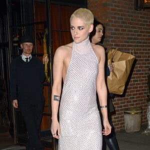 Kristen Stewart en robe Chanel (collection Métiers d'Art Paris Cosmopolite) à la sortie de l'hôtel Bowery à New York, le 9 mars 2017.