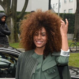 Tina Kunakey lors de Fashion Week dans les rues de Milan le 25 février 2017.