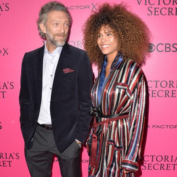 Vincent Cassel et sa compagne Tina Kunakey lors du photocall du Victoria's Secret Fashion 2016 au Grand Palais à Paris, France, le 30 novembre 2016. © BOV/Bestimage