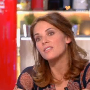 Mélissa Theuriau sur le plateau de l'émission "C à vous" le 15 mars 2017