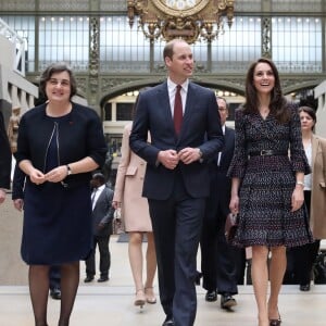 Laurence des Cars, présidente du musée d'Orsay - Le prince William et Kate Middleton visitent la galerie des impressionnistes au musée d'Orsay à Paris le 18 mars 2017.